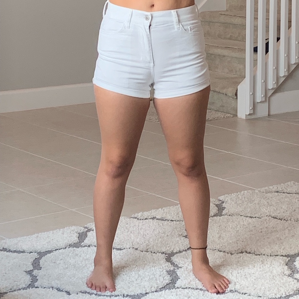 Hollister. White high rise shorts. Size 5/27
